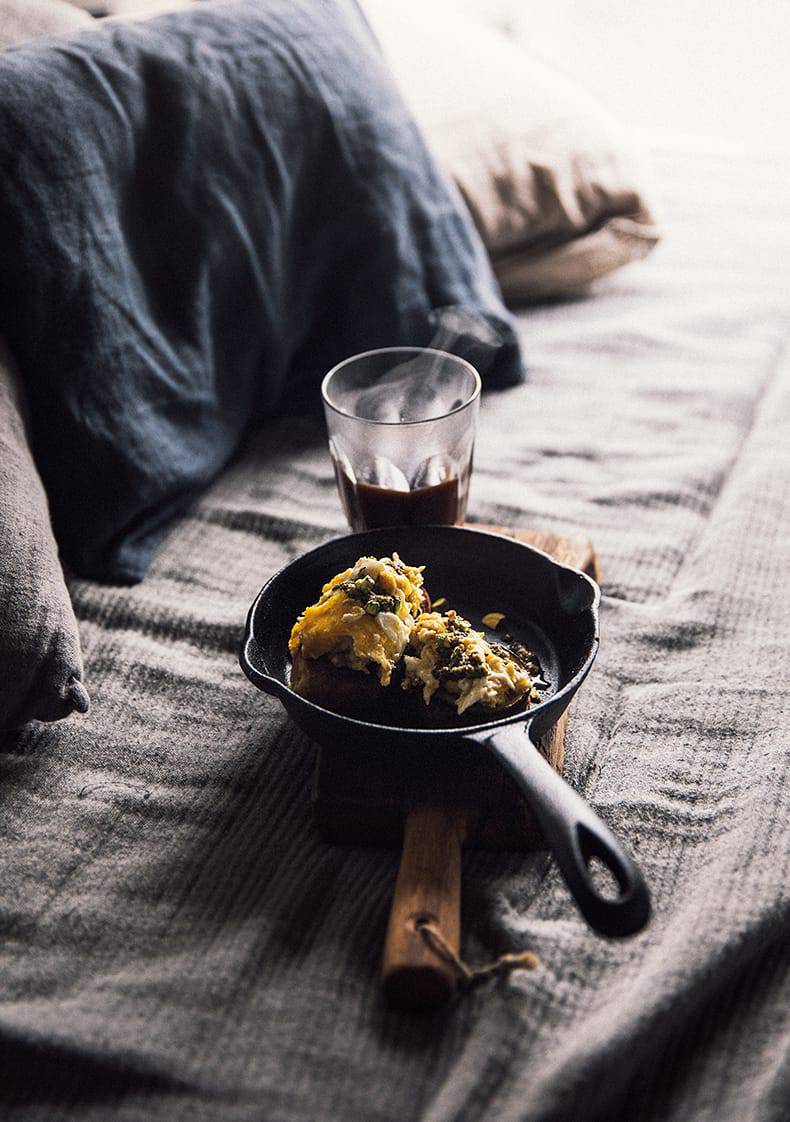 Scrambled egg sandwich with zucchini, pesto and pistachio