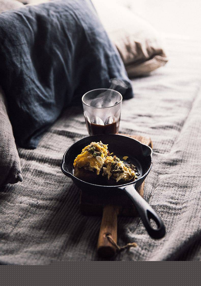 Scrambled egg sandwich with zucchini, pesto and pistachio