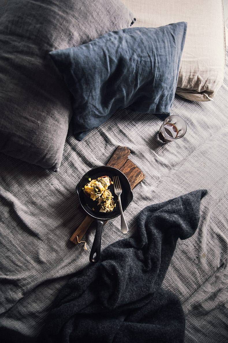 Scrambled egg sandwich with zucchini, pesto and pistachio
