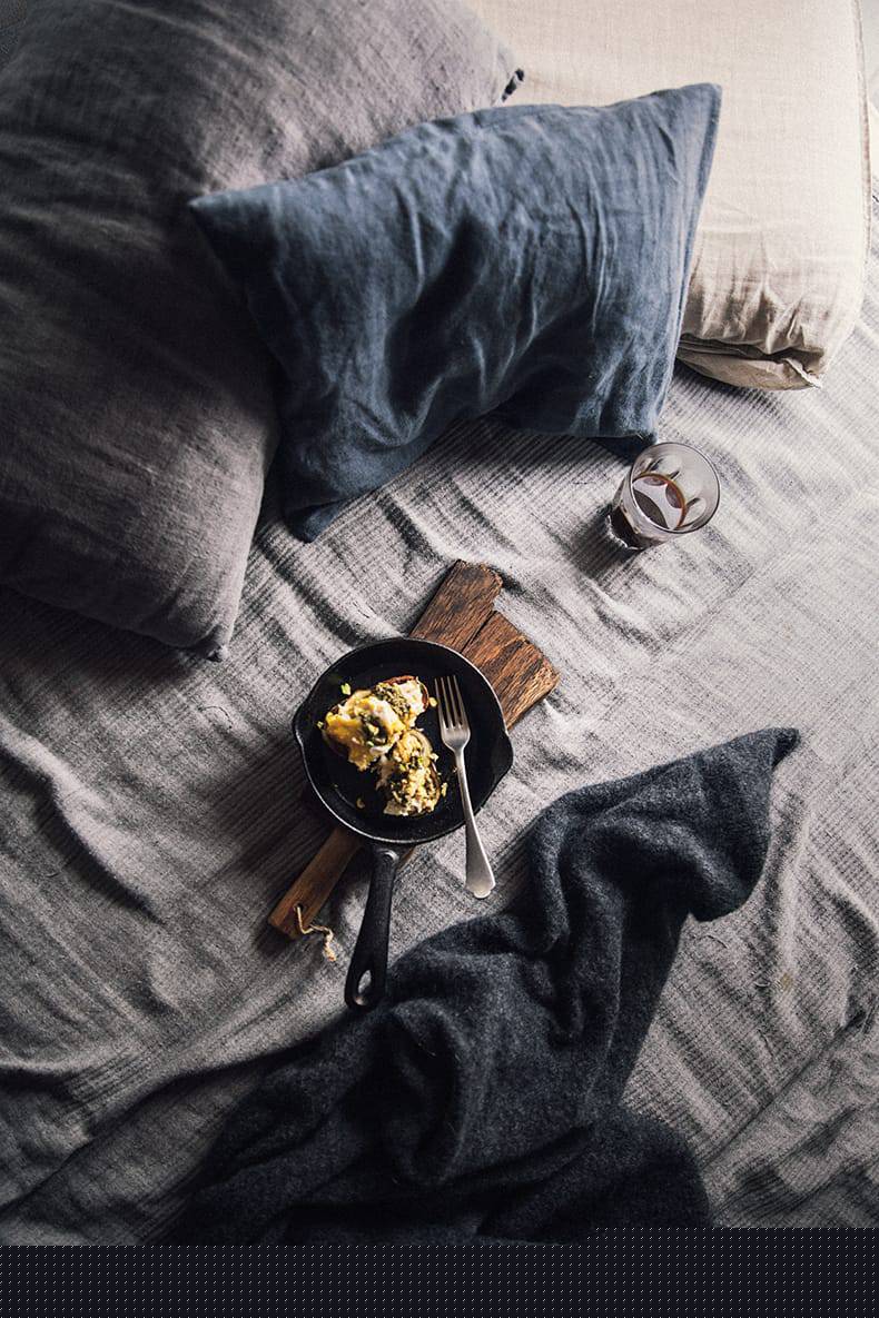 Scrambled egg sandwich with zucchini, pesto and pistachio