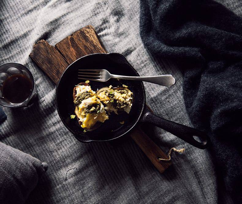 Scrambled egg sandwich with zucchini, pesto and pistachio