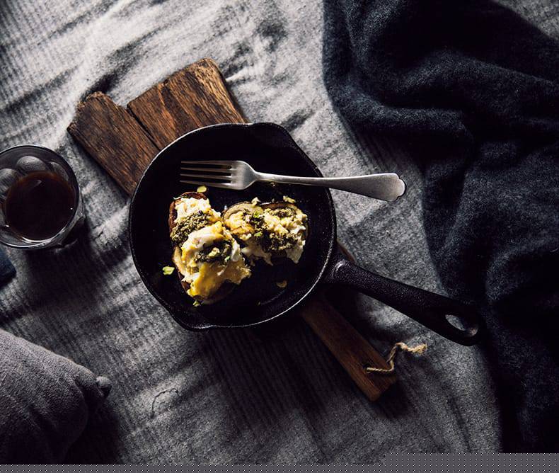 Scrambled egg sandwich with zucchini, pesto and pistachio