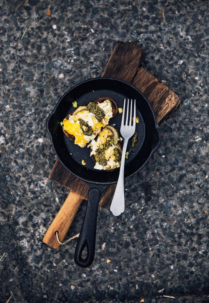 Scrambled egg sandwich with zucchini, pesto and pistachio